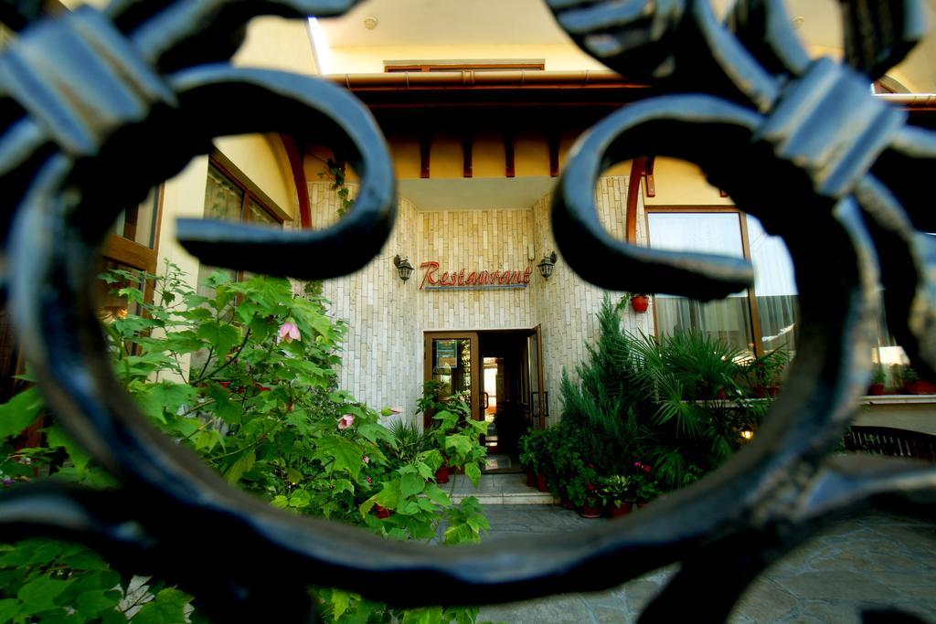 Family Hotel St. Constantine And Helena Ivaylovgrad ภายนอก รูปภาพ